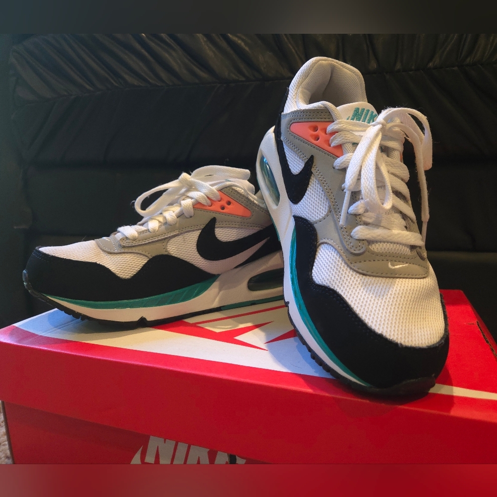 Women's Nike Max Correlate Size 7